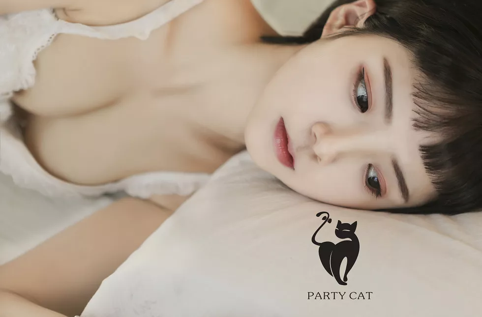 Xgyw.Org_[PartyCat轰趴猫]No.009_嫩模安琪拉私房床上性感白色蕾丝内衣完美诱惑写真36P