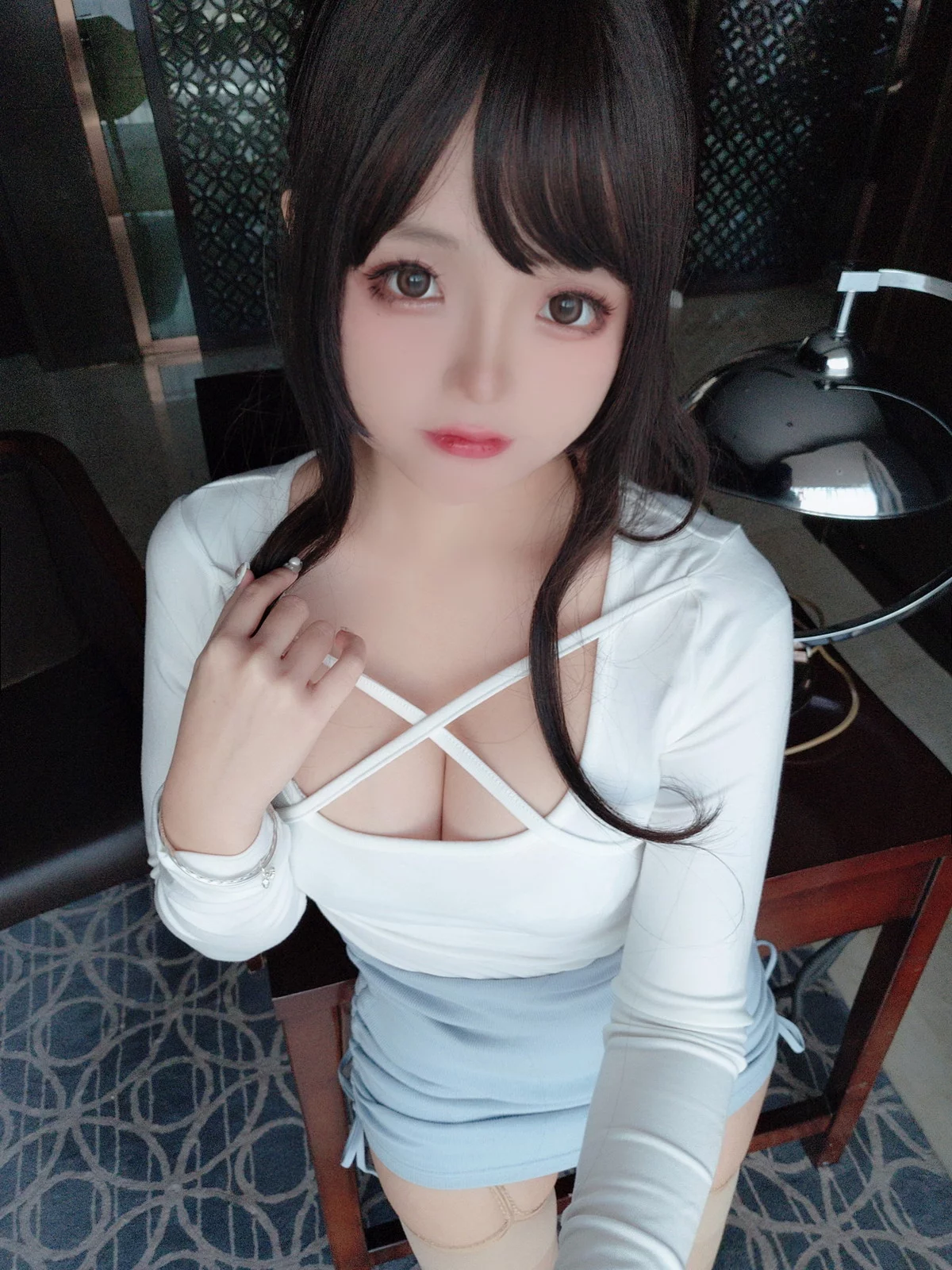 Xgyw.Org_Cosplay美女日奈娇私人秘书主题性感白上衣配蓝短裙肉丝吊袜秀丰满身材诱惑写真105P