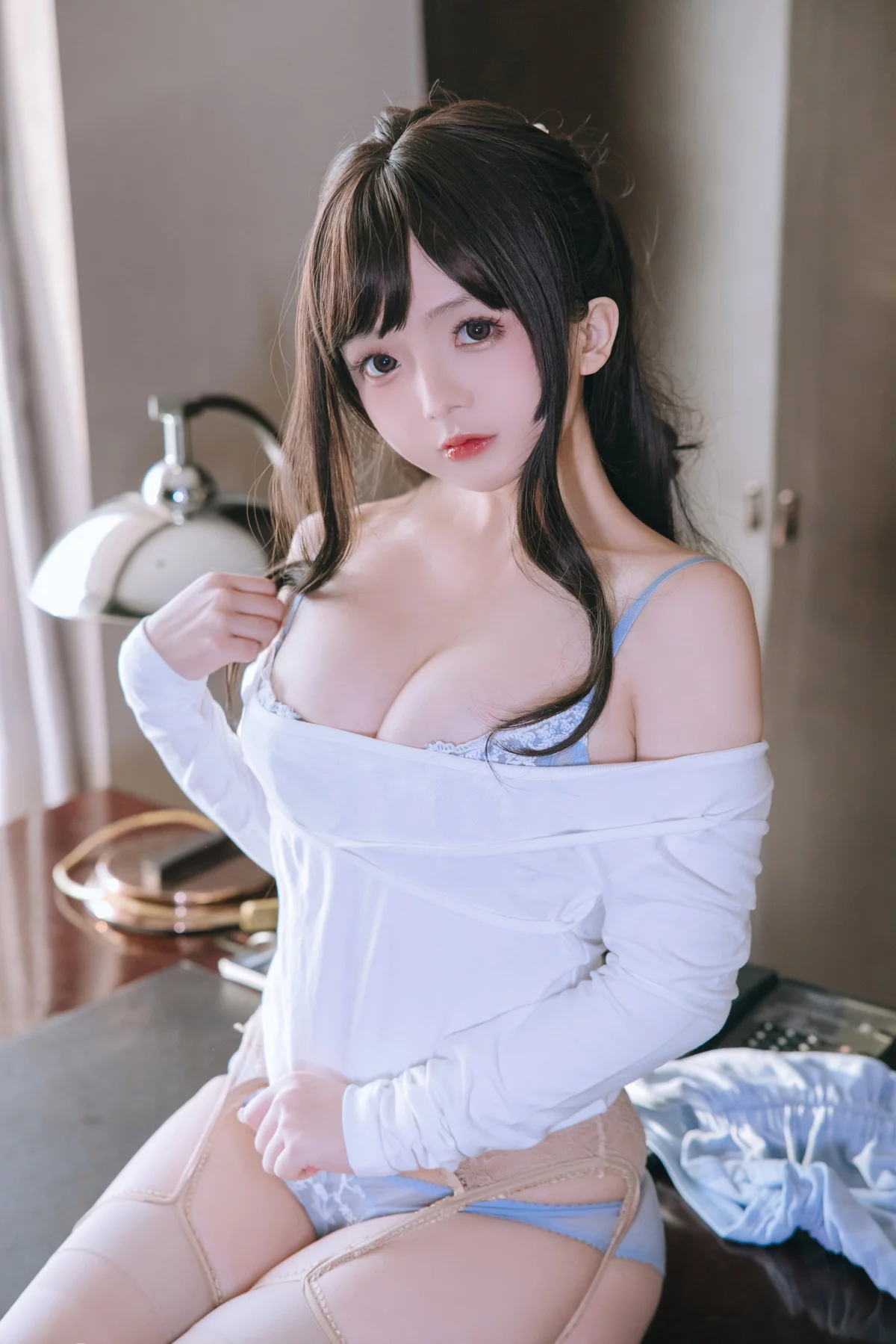 Xgyw.Org_Cosplay美女日奈娇私人秘书主题性感白上衣配蓝短裙肉丝吊袜秀丰满身材诱惑写真105P