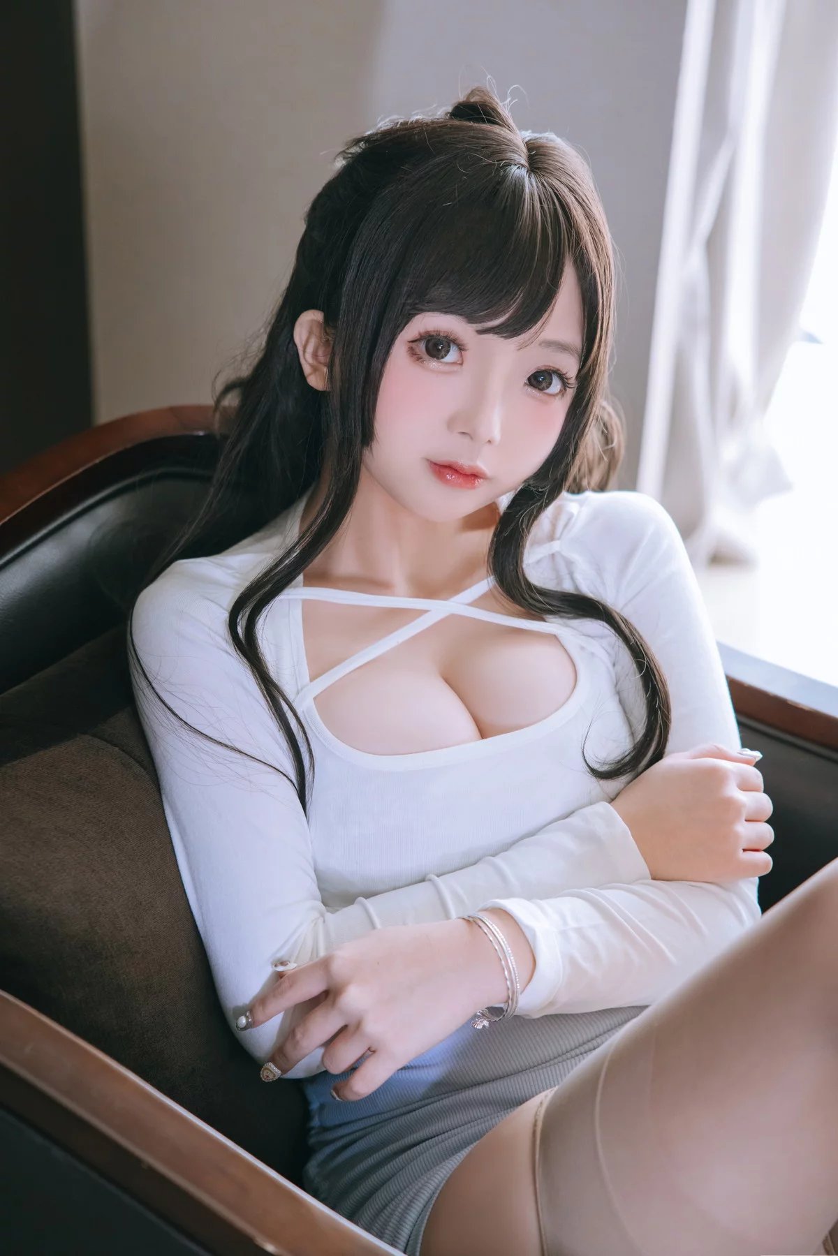 Xgyw.Org_Cosplay美女日奈娇私人秘书主题性感白上衣配蓝短裙肉丝吊袜秀丰满身材诱惑写真105P