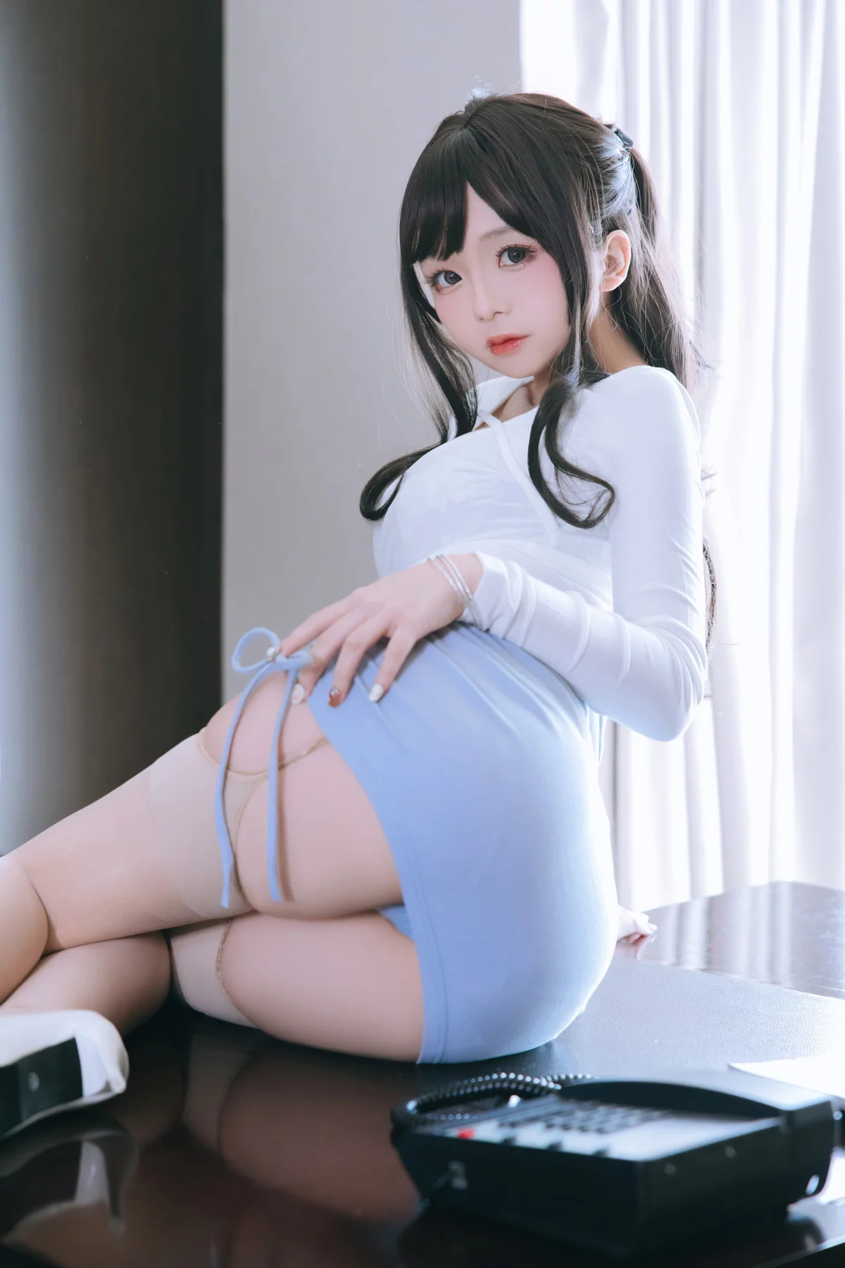 Xgyw.Org_Cosplay美女日奈娇私人秘书主题性感白上衣配蓝短裙肉丝吊袜秀丰满身材诱惑写真105P