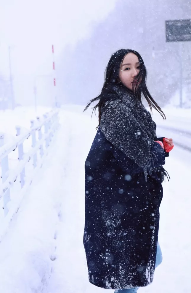 Xgyw.Org_美女艺人娄艺潇简约烂漫雪景大片写真6P