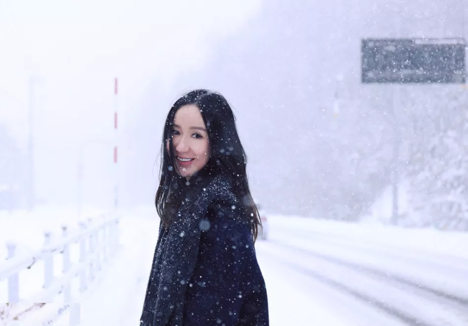 Xgyw.Org_美女艺人娄艺潇简约烂漫雪景大片写真6P