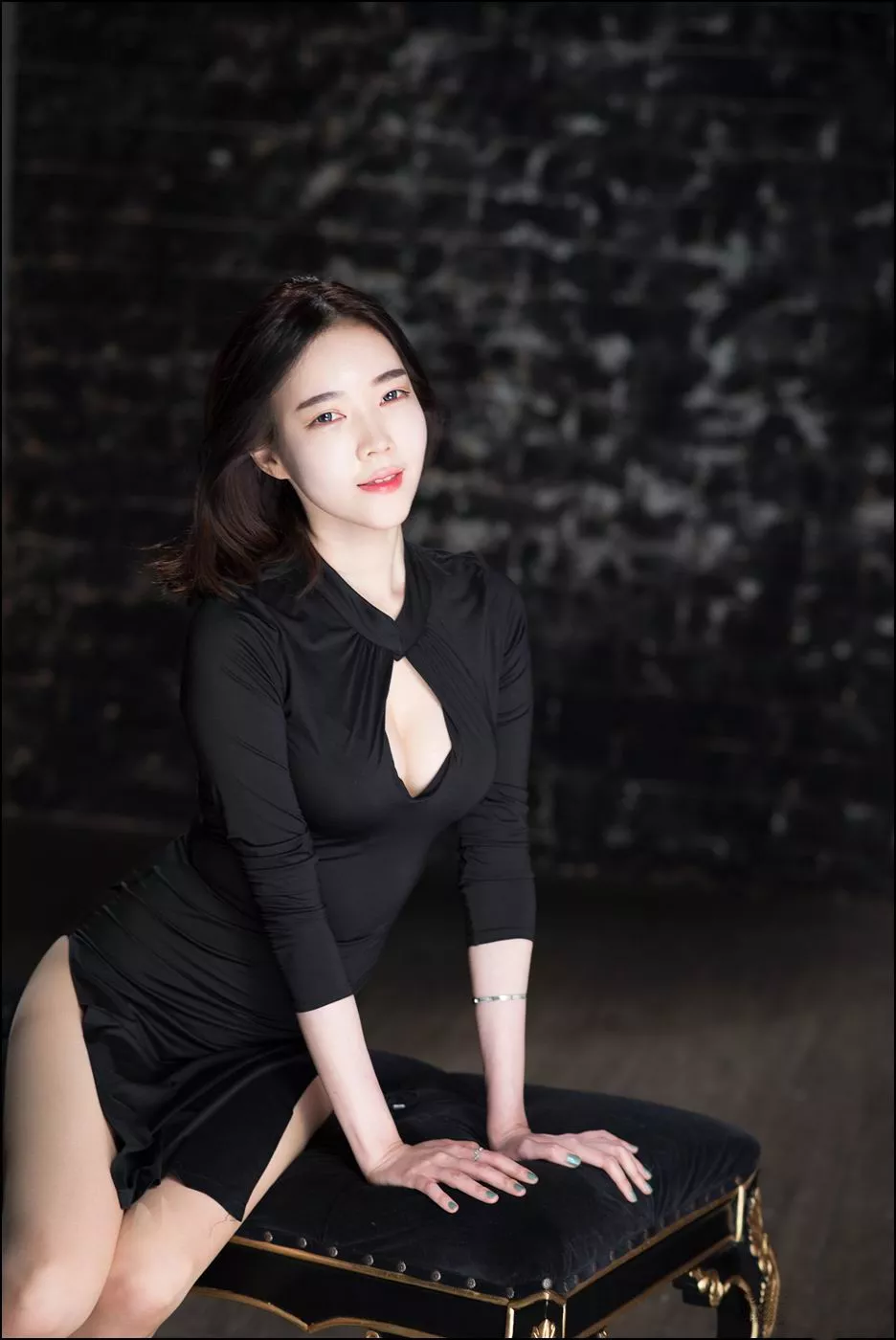 Xgyw.Org_韩国美女贾妍阳高叉黑裙露美胸性感写真11P