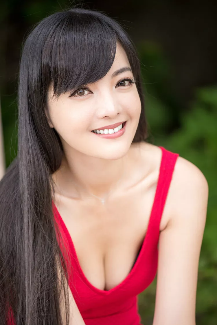 Xgyw.Org_美女朵朵低胸红色连身裙秀美乳性感迷人写真20P