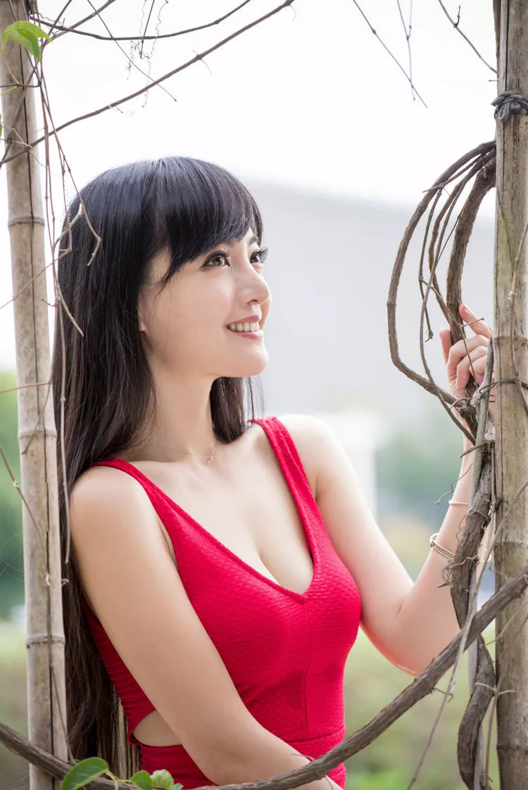 Xgyw.Org_美女朵朵低胸红色连身裙秀美乳性感迷人写真20P