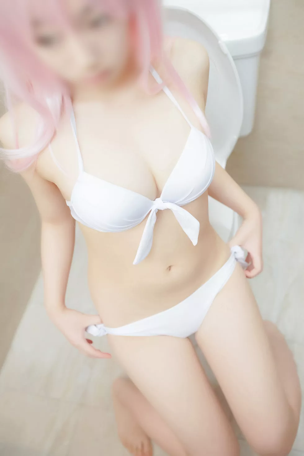 Xgyw.Org_[Cosplay精选]白色比基尼美少女厕所全脱秀傲人豪乳白嫩肌肤写真56P