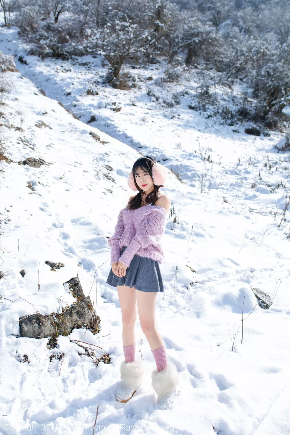 XiuRen第720期_嫩模兜豆靓Youlina冰天雪地里黑色蕾丝内裤冰冷诱惑写真51P