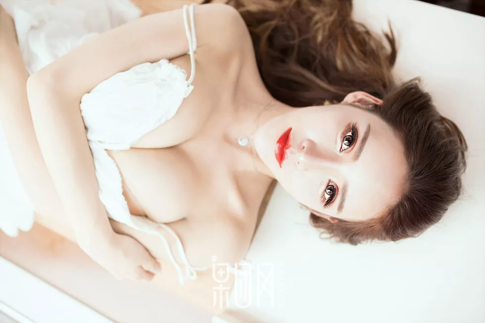 Xgyw.Org_[GIRLT果团网]NO.011_乳神妹妹Lunana_lee居家白色吊带裙真空露豪乳撩人诱惑写真57P