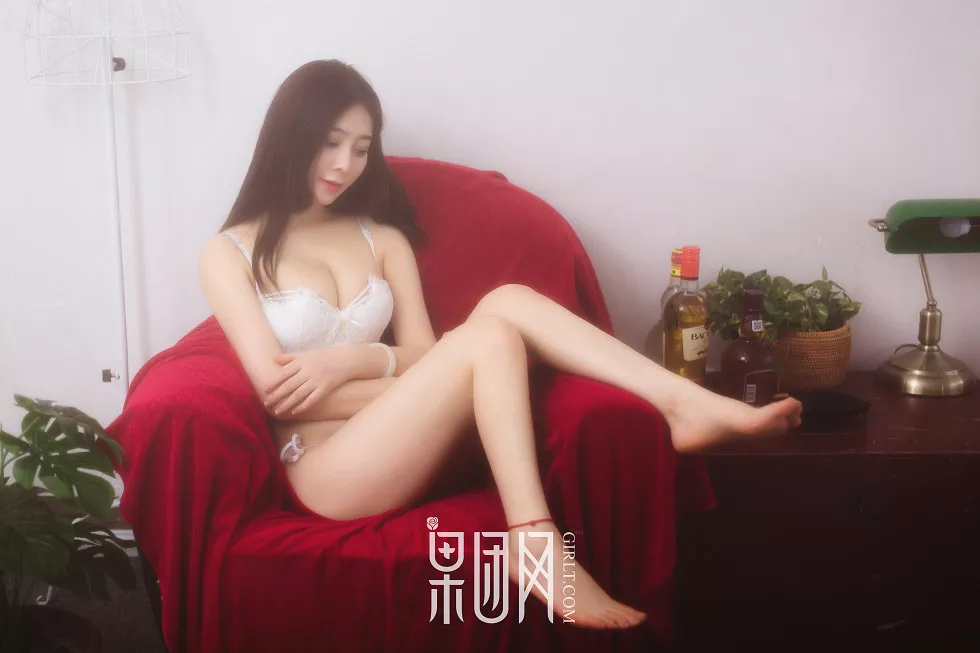 Xgyw.Org_[GIRLT果团网]NO.039_E奶美囡囡伊伊居家纯白内衣秀豪乳翘臀撩人诱惑写真43P