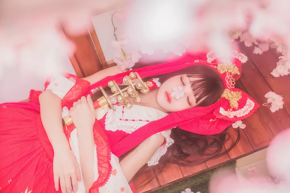 Xgyw.Org_[Cosplay精选]萝莉风COS桜桃喵之灵梦新年快乐私房红色喜庆服饰迷人写真45P