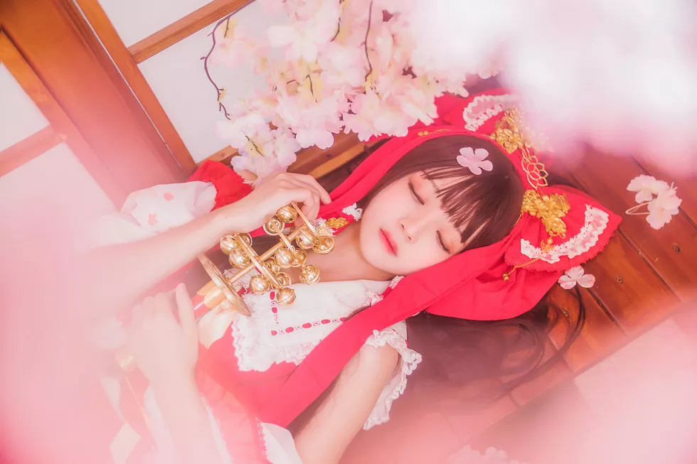 Xgyw.Org_[Cosplay精选]萝莉风COS桜桃喵之灵梦新年快乐私房红色喜庆服饰迷人写真45P