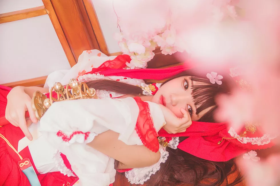 Xgyw.Org_[Cosplay精选]萝莉风COS桜桃喵之灵梦新年快乐私房红色喜庆服饰迷人写真45P