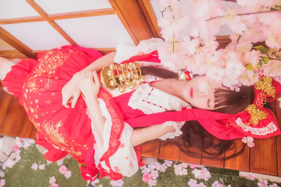 Xgyw.Org_[Cosplay精选]萝莉风COS桜桃喵之灵梦新年快乐私房红色喜庆服饰迷人写真45P