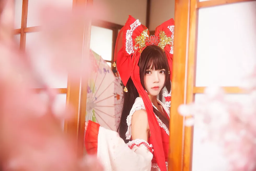 Xgyw.Org_[Cosplay精选]萝莉风COS桜桃喵之灵梦新年快乐私房红色喜庆服饰迷人写真45P