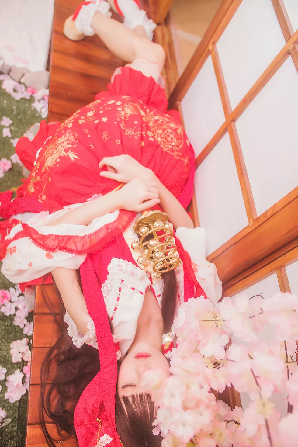 Xgyw.Org_[Cosplay精选]萝莉风COS桜桃喵之灵梦新年快乐私房红色喜庆服饰迷人写真45P