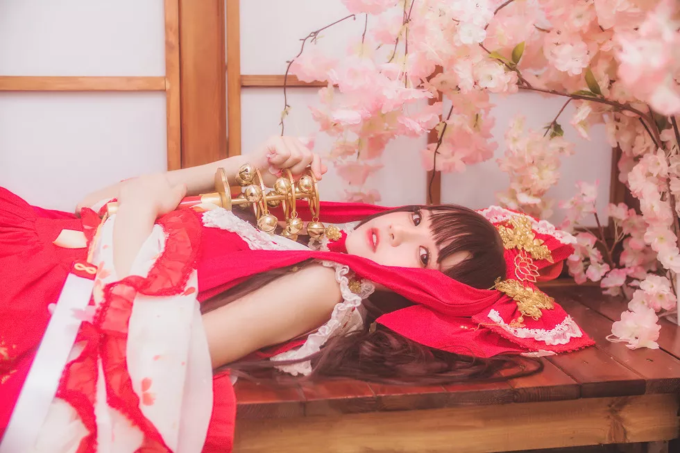 Xgyw.Org_[Cosplay精选]萝莉风COS桜桃喵之灵梦新年快乐私房红色喜庆服饰迷人写真45P