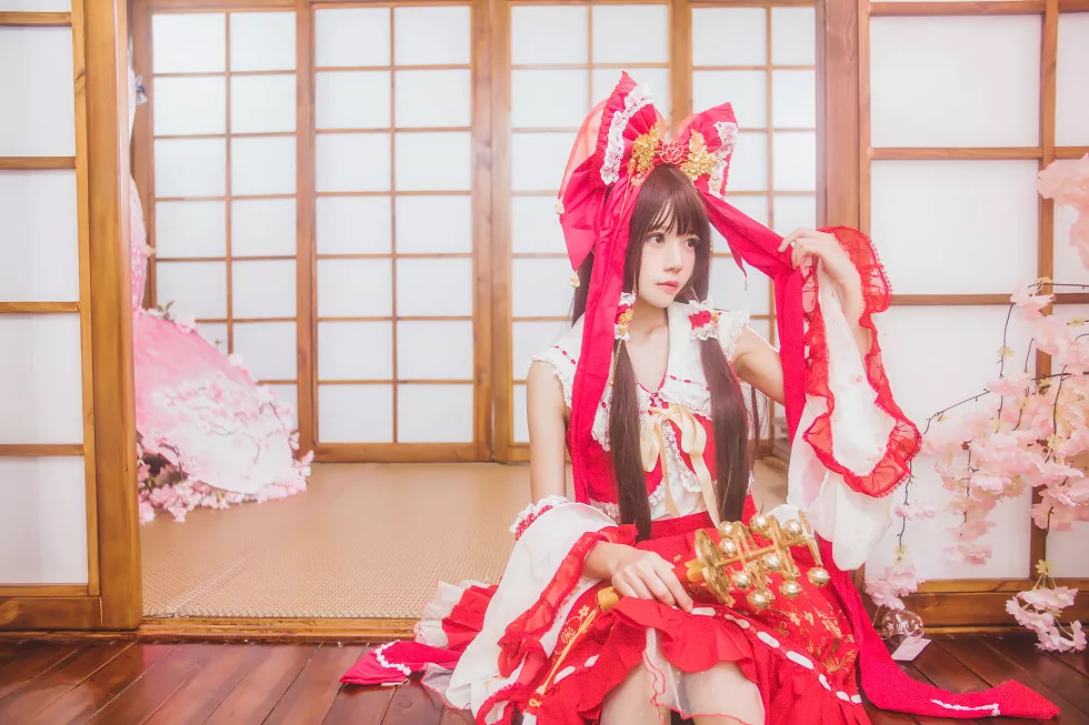 Xgyw.Org_[Cosplay精选]萝莉风COS桜桃喵之灵梦新年快乐私房红色喜庆服饰迷人写真45P