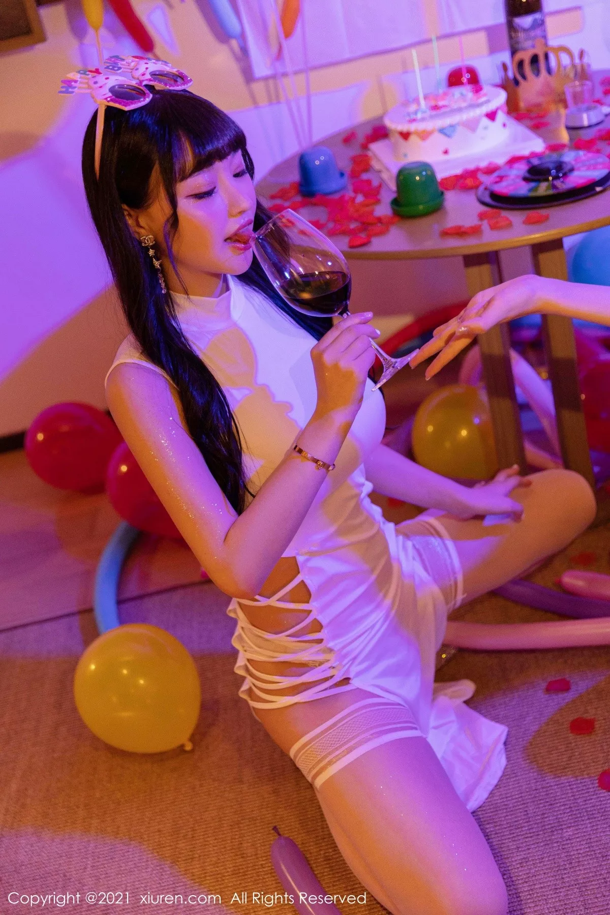 Xgyw.Org_XiuRen第4025期_女神王雨纯＆朱可儿生日party主题私房暗色灯光下撩人诱惑写真98P