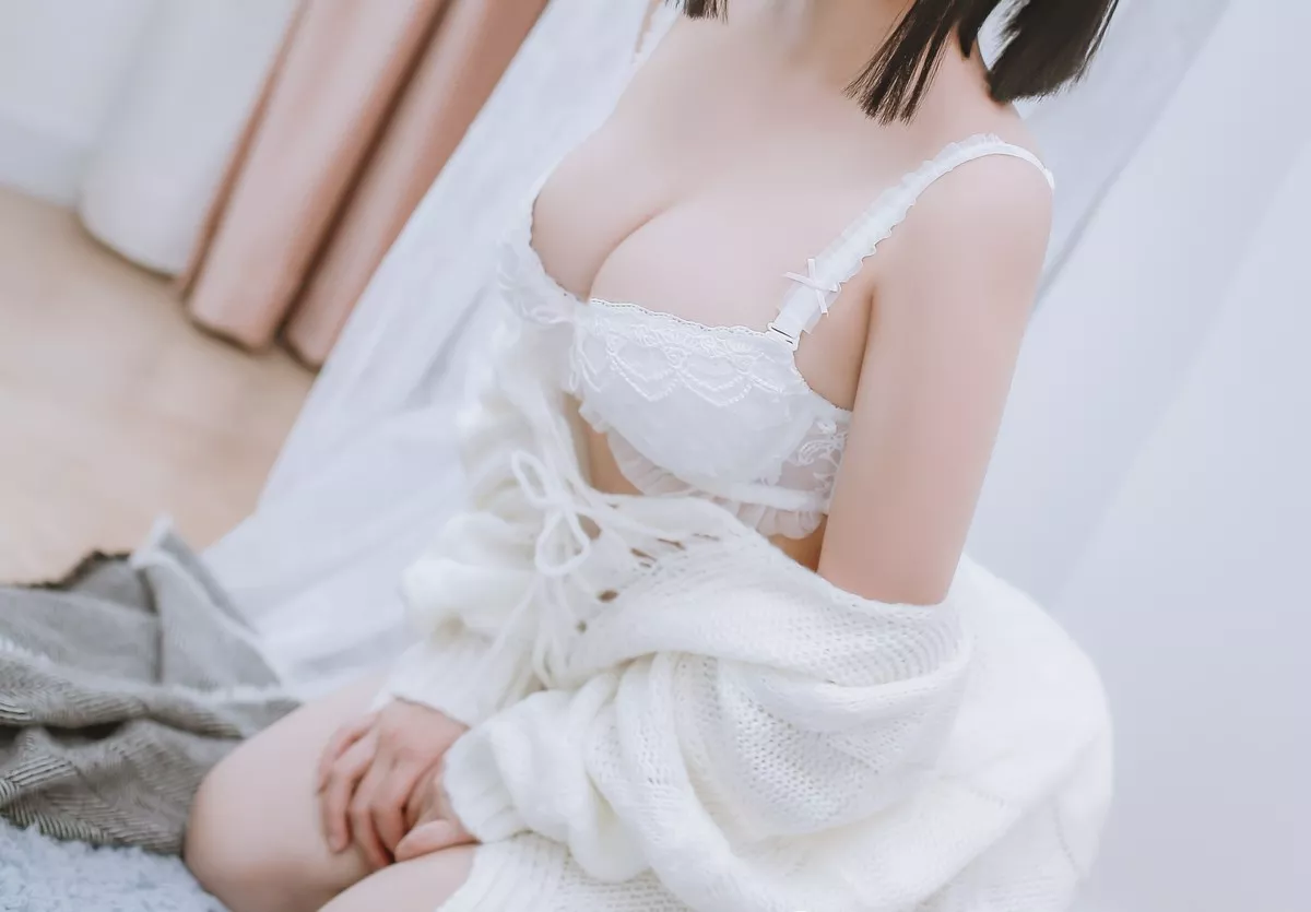 Xgyw.Org_Cosplay美女日奈娇毛衣私房主题性感白色毛衣半脱露豪乳翘臀惹火诱惑写真42P