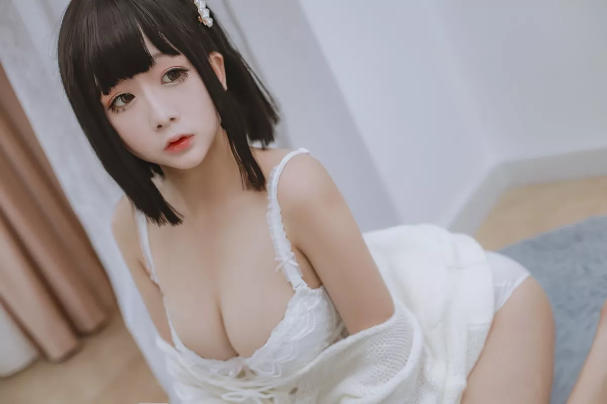 Xgyw.Org_Cosplay美女日奈娇毛衣私房主题性感白色毛衣半脱露豪乳翘臀惹火诱惑写真42P