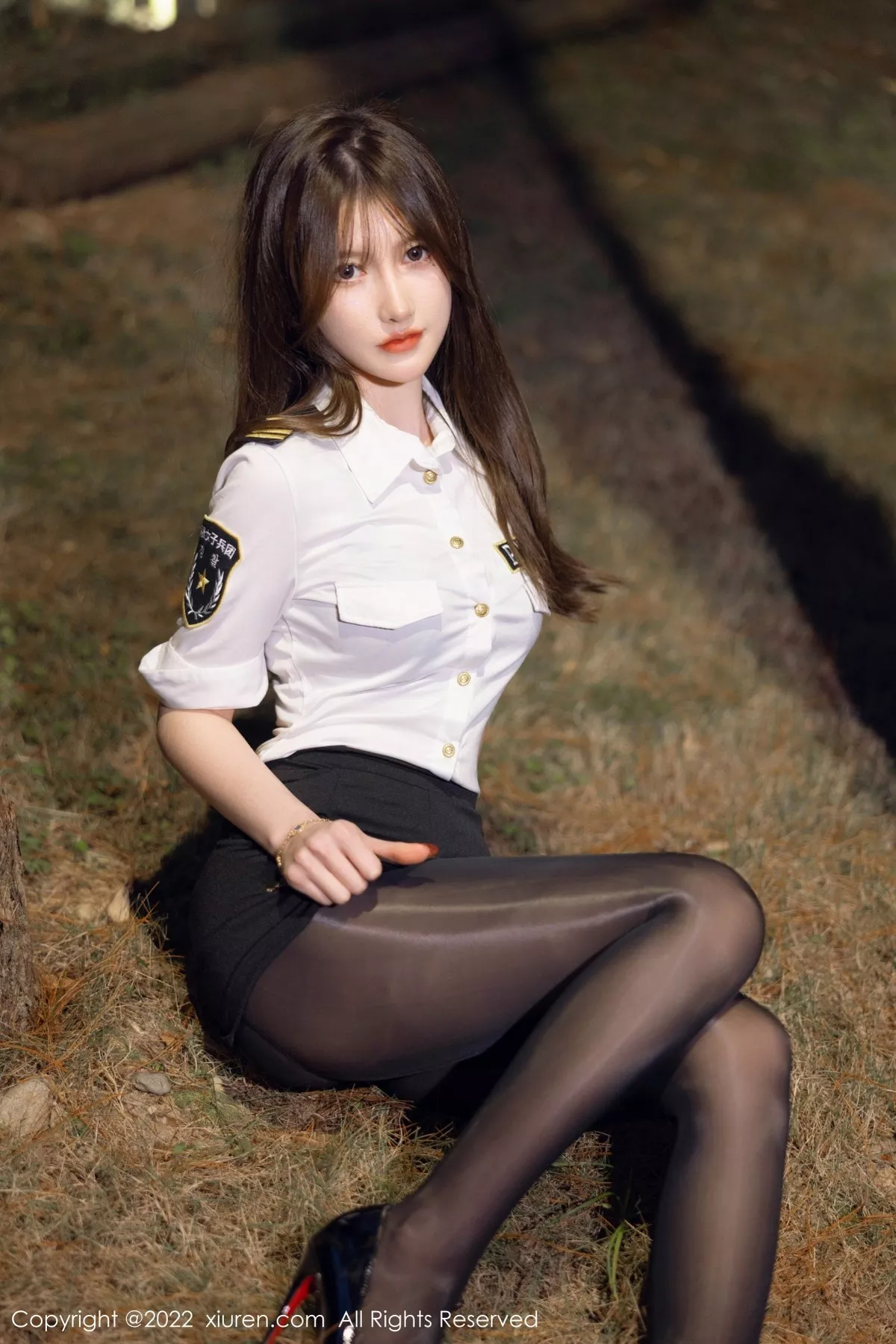 Xgyw.Org_XiuRen第4492期_模特美桃酱户外夜晚树林+私房床上性感女兵制服配黑丝诱惑写真56P