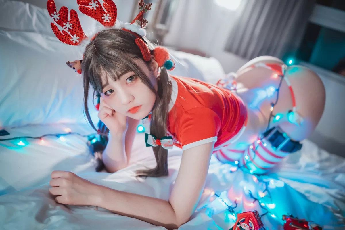 Xgyw.Org_[DJAWA]No.021_模特Jenny_Christmas Special主题红色服饰半撩露性感内衣诱惑写真24P