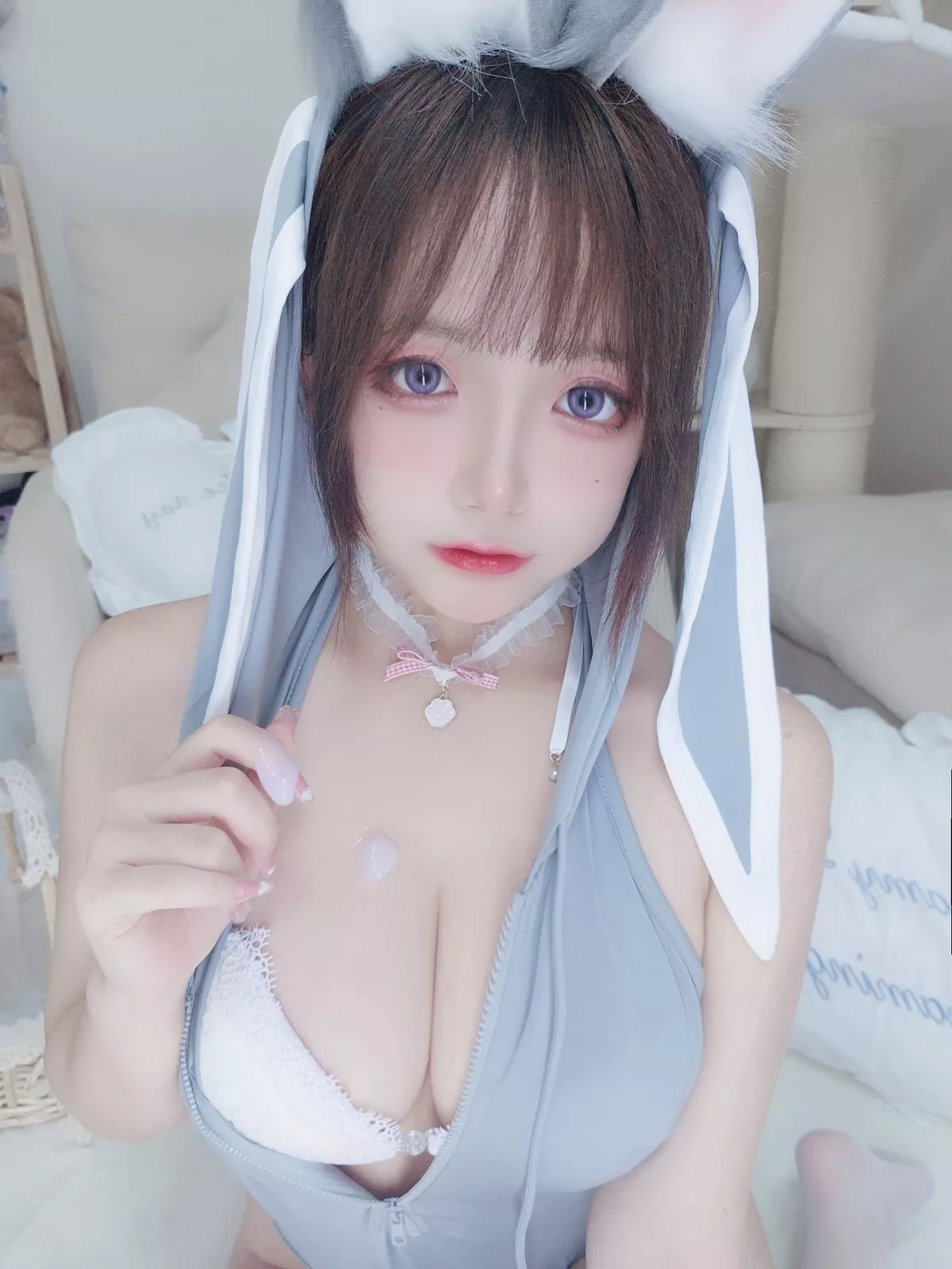 Xgyw.Org_Cosplay美女日奈娇兔兔卫衣主题私房低胸高叉连体衣露白色内衣秀豪乳诱惑写真65P