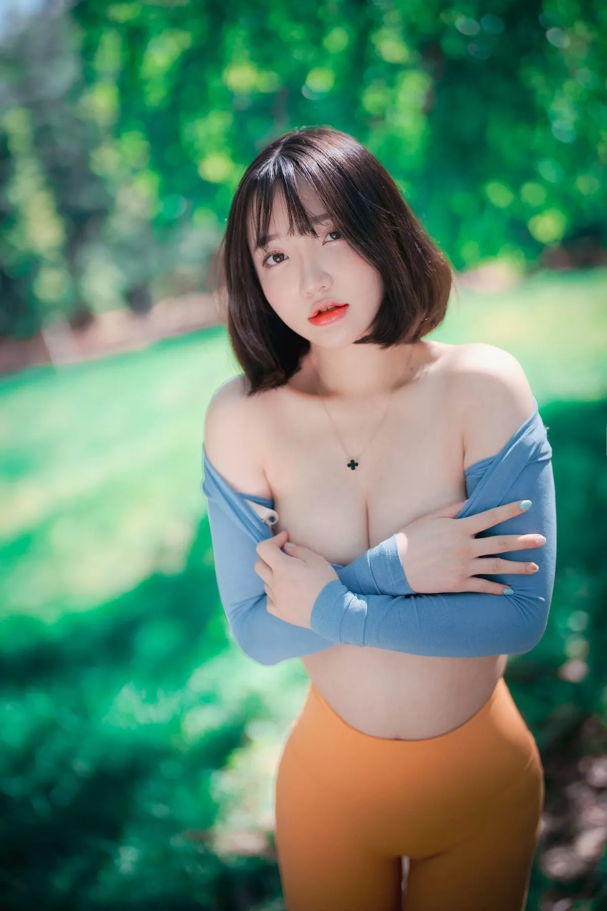 Xgyw.Org_[DJAWA]No.085_模特Yeeun_Naughty Trekking主题户外多套服饰半脱秀豪乳翘臀诱惑写真287P