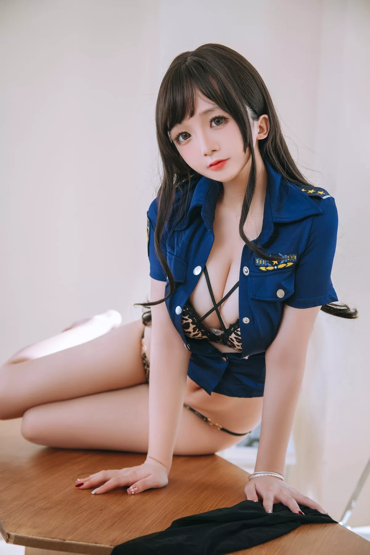 Xgyw.Org_Cosplay美女日奈娇豹纹女警主题蓝上衣配黑短裙半脱露豹纹内衣丰满诱惑写真109P