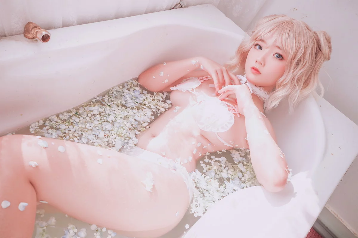 Xgyw.Org_越南小姐姐Messie Huang-Pure Bath主题私房浴缸里花瓣浴情趣内衣诱惑写真26P