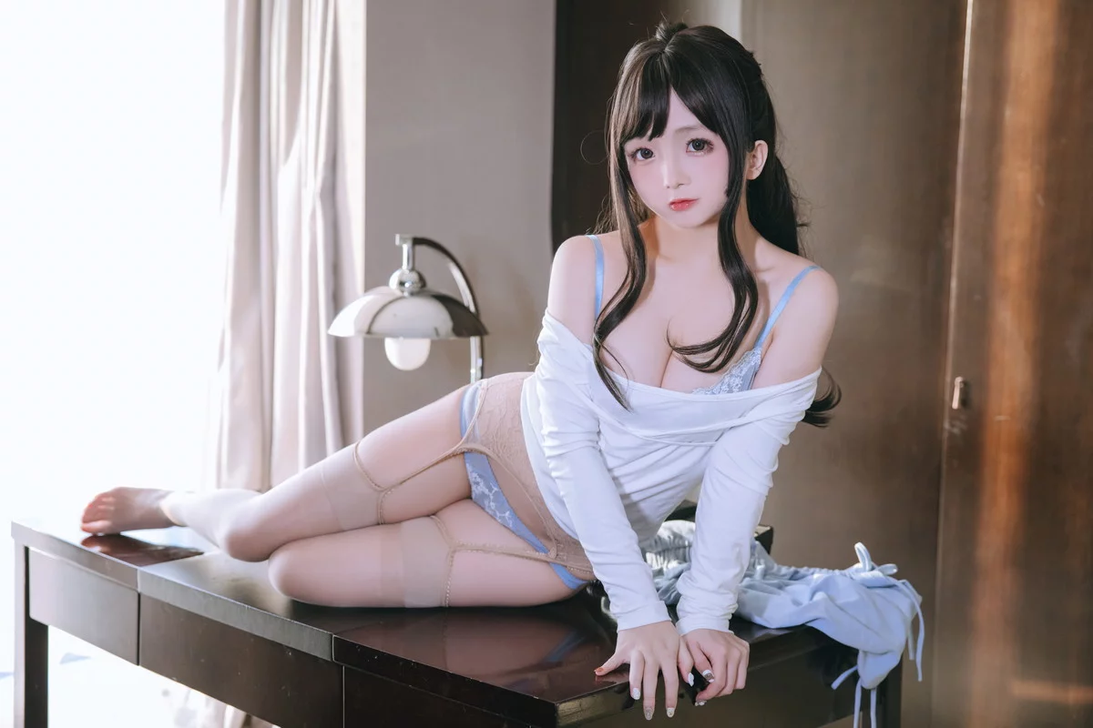 Xgyw.Org_Cosplay美女日奈娇私人秘书主题性感白上衣配蓝短裙肉丝吊袜秀丰满身材诱惑写真105P