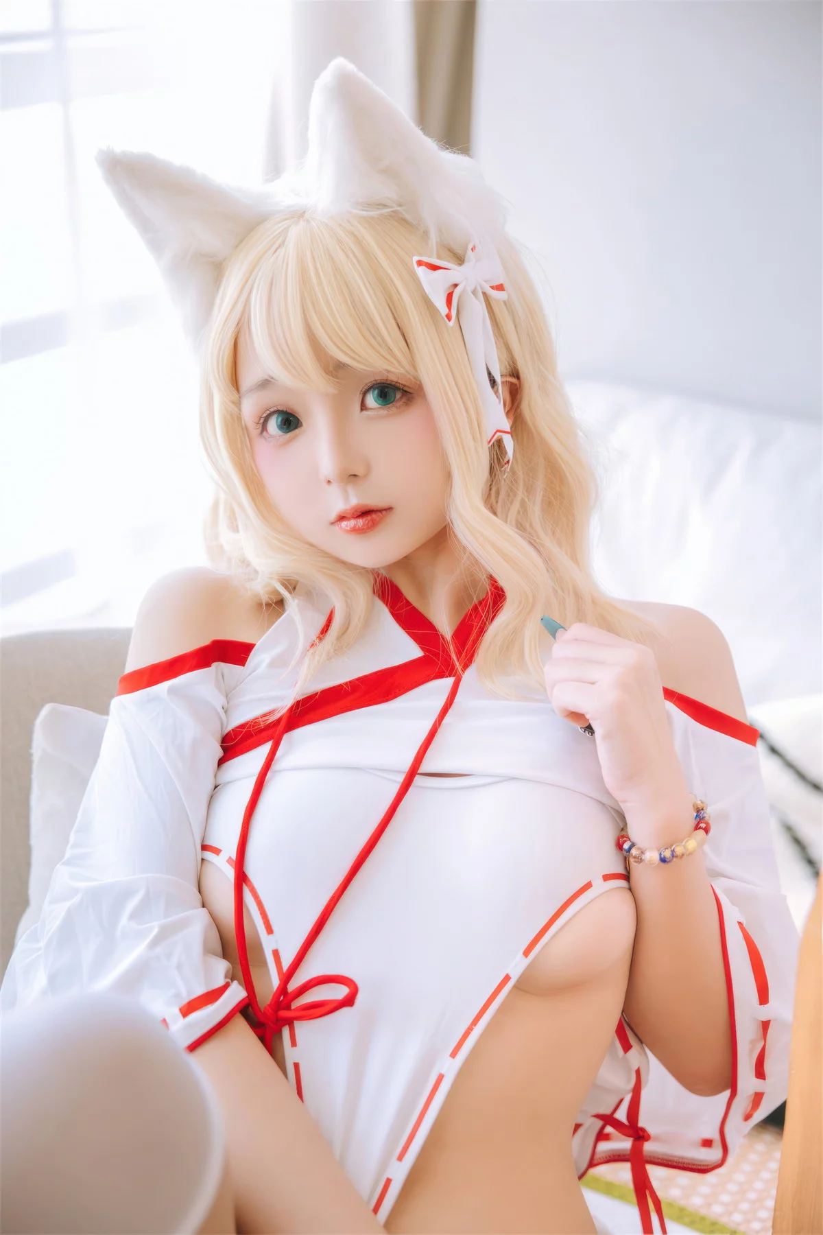 Cosplay美女日奈娇小狐狸巫女主题性感白色高叉连体衣配白色丝袜完美诱惑写真53P