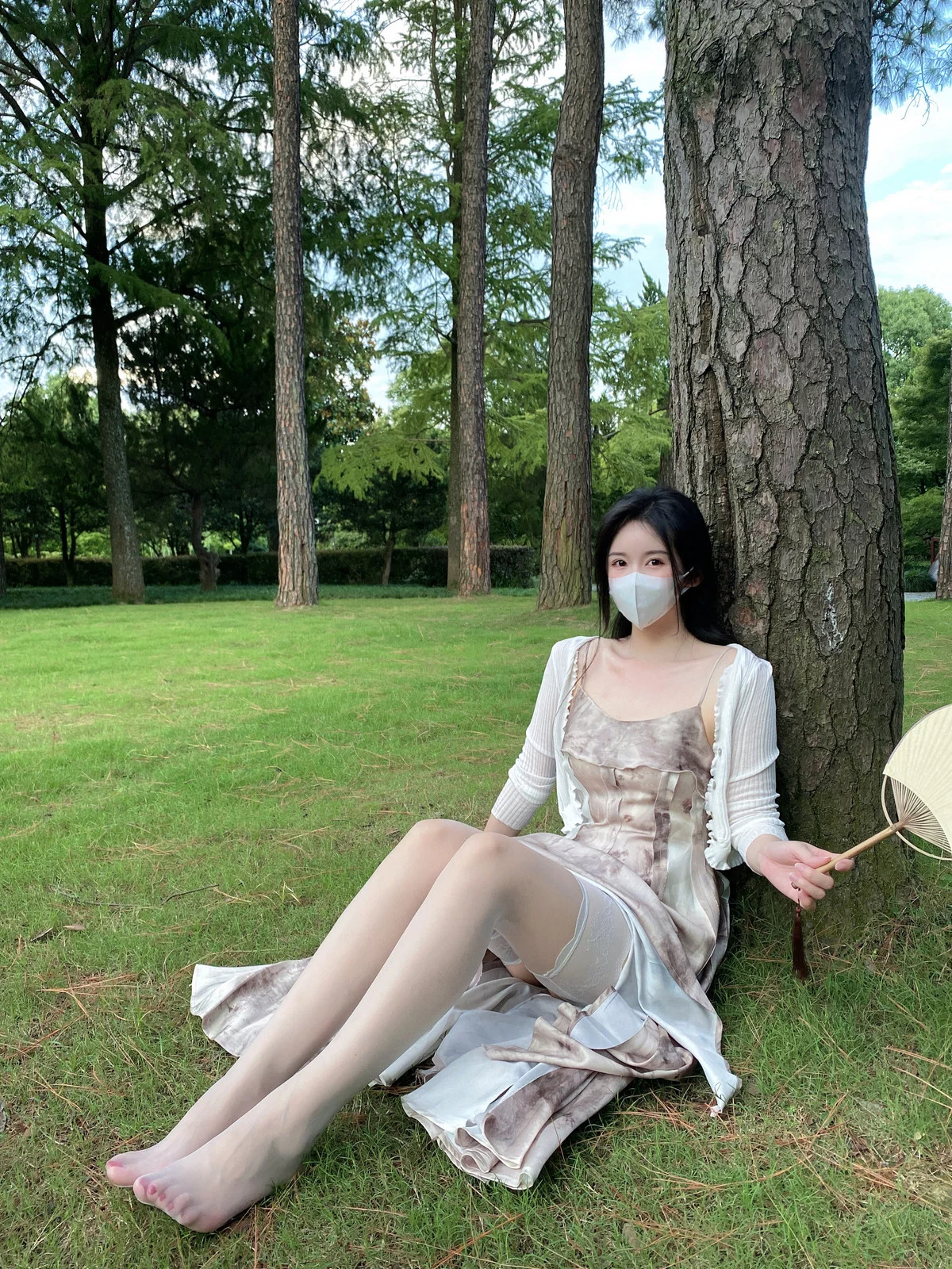 Xgyw.Org_网络美女软妹小九九良辰美足主题性感吊带裙配超薄白丝半撩秀美腿玉足迷人写真60P