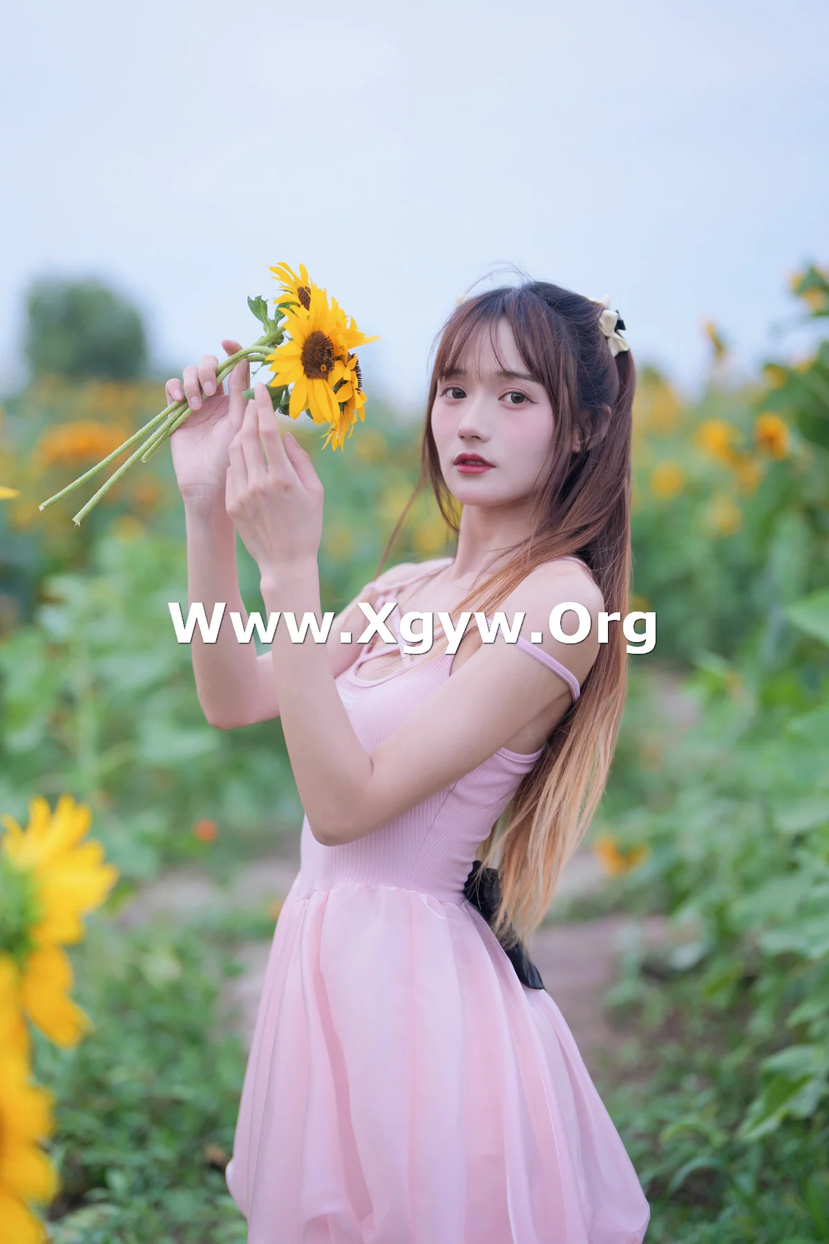 Xgyw.Org_Coser美女兔子Zzz不吃胡萝卜蓝调向日葵少女主题粉色吊带短裙秀曼妙身姿迷人写真28P