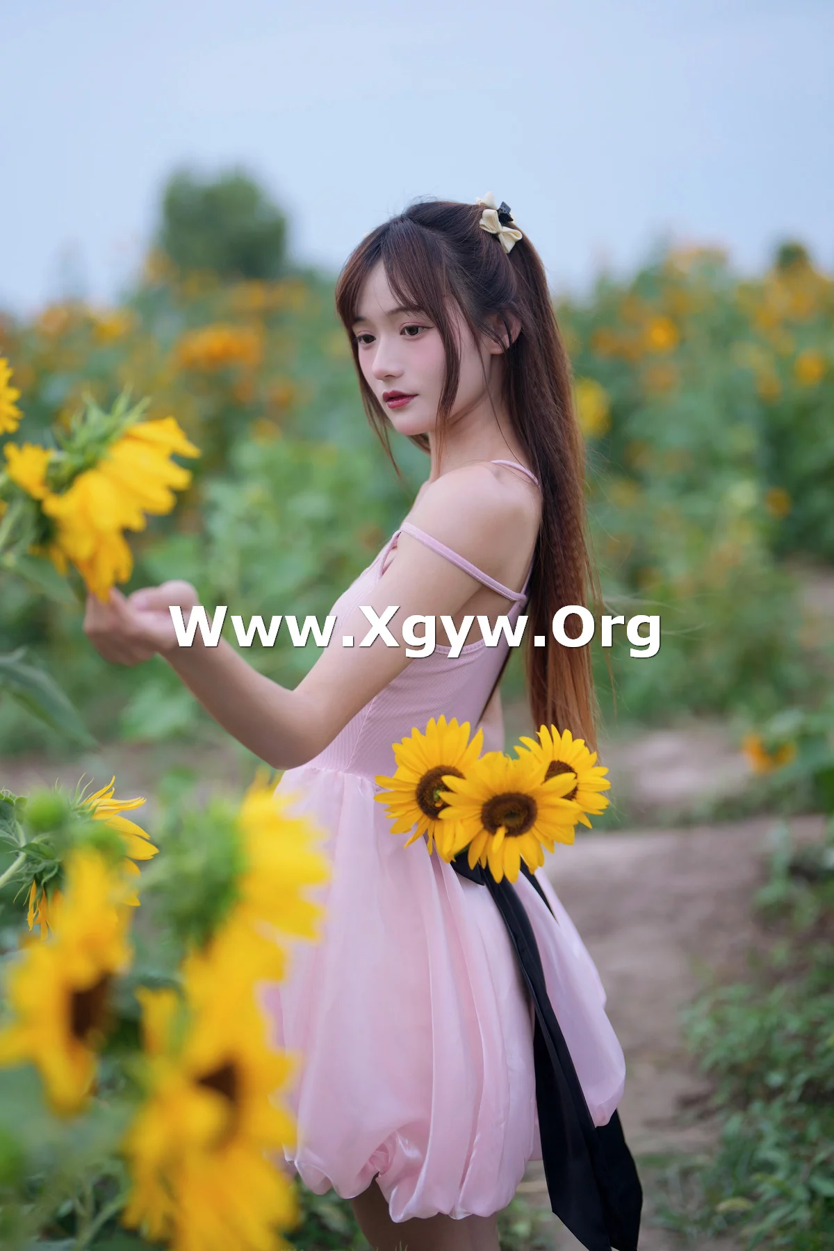 Xgyw.Org_Coser美女兔子Zzz不吃胡萝卜蓝调向日葵少女主题粉色吊带短裙秀曼妙身姿迷人写真28P