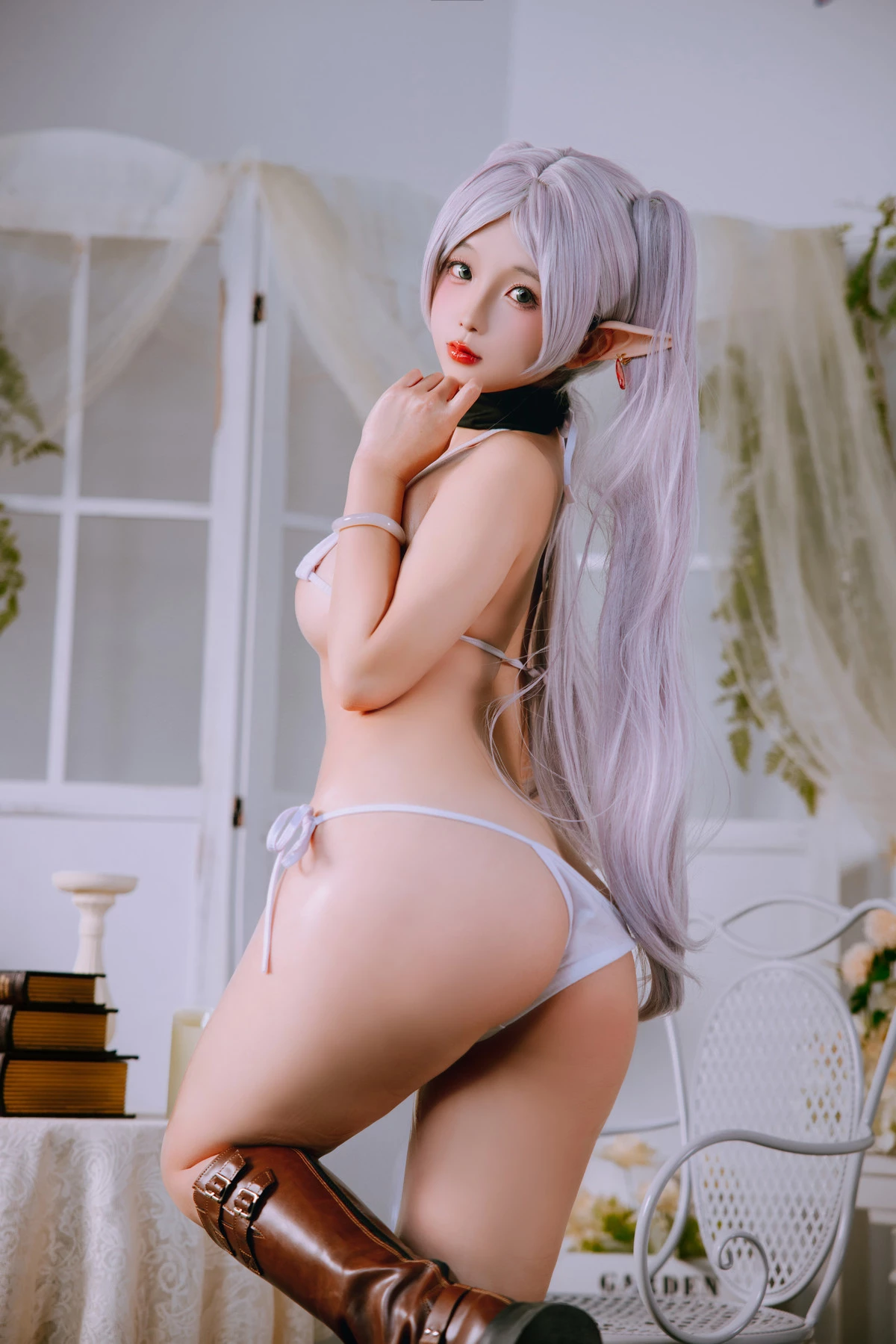 Xgyw.Org_Cosplay美女日奈娇芙莉莲主题性感精灵装扮白色三点式内衣秀油亮肌肤撩人诱惑写真50P