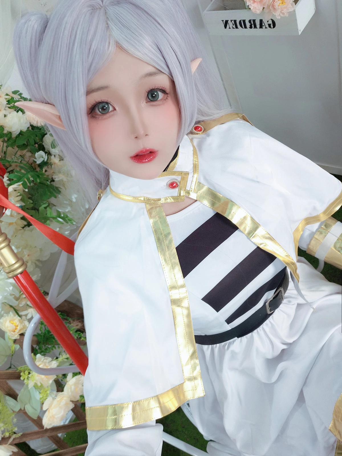 Xgyw.Org_Cosplay美女日奈娇芙莉莲主题性感精灵装扮白色三点式内衣秀油亮肌肤撩人诱惑写真50P