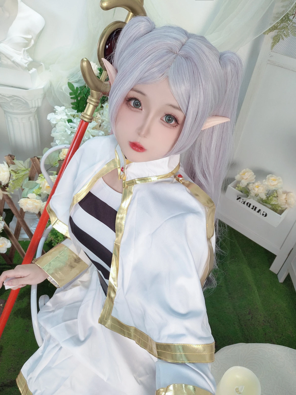 Xgyw.Org_Cosplay美女日奈娇芙莉莲主题性感精灵装扮白色三点式内衣秀油亮肌肤撩人诱惑写真50P