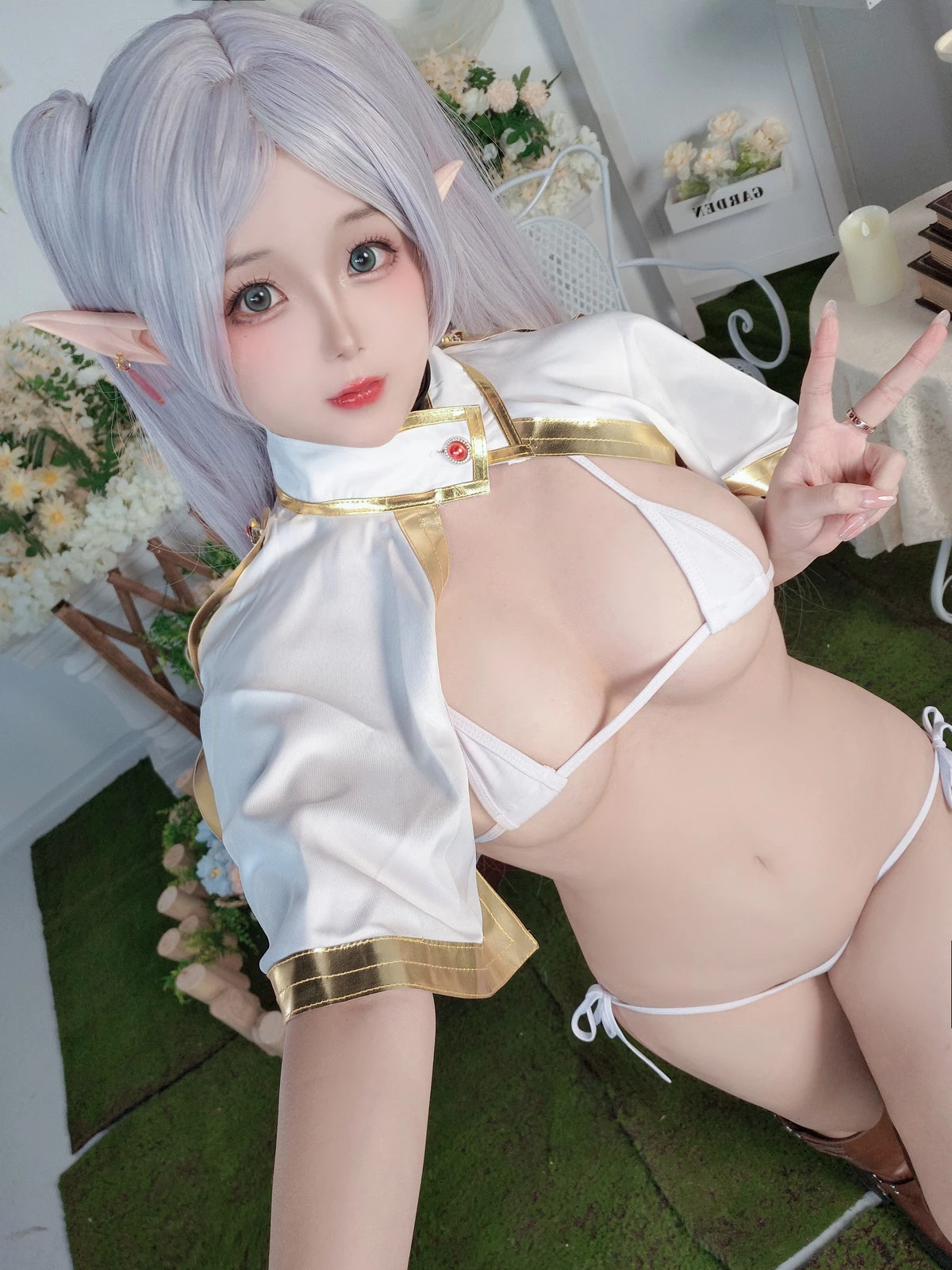 Xgyw.Org_Cosplay美女日奈娇芙莉莲主题性感精灵装扮白色三点式内衣秀油亮肌肤撩人诱惑写真50P