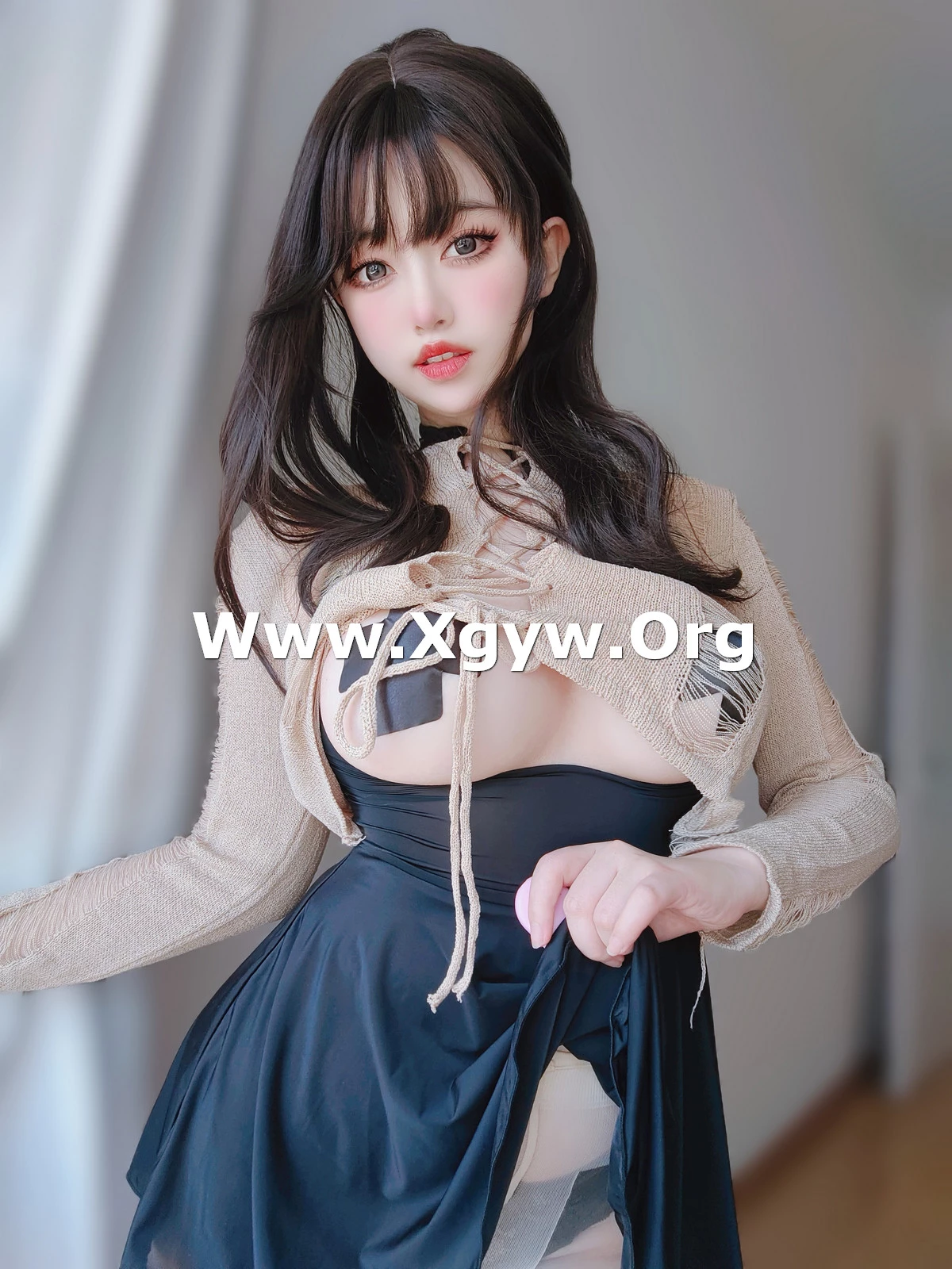 Xgyw.Org_Coser妹子女主K初秋穿搭主题性感肉色上衣配黑色短裙半撩露豪乳胶带遮点诱惑写真113P