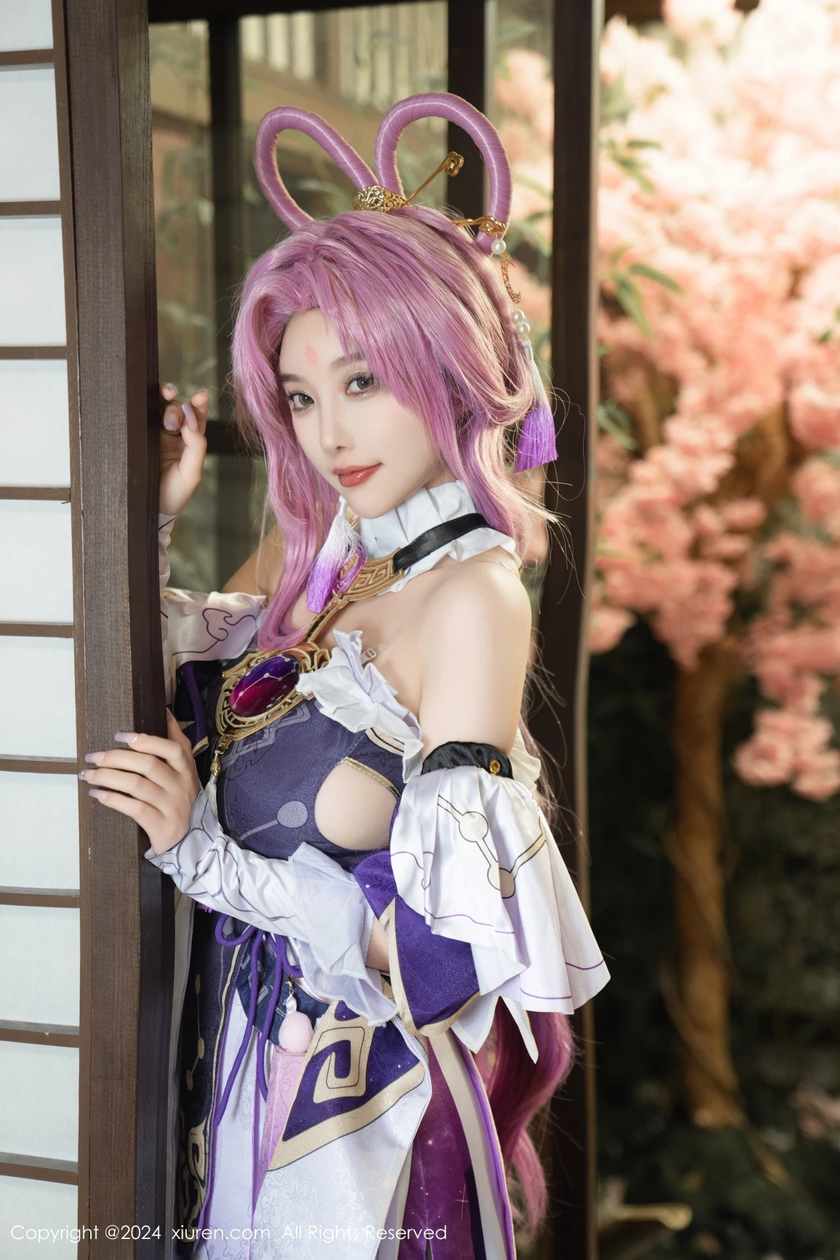 Xgyw.Org_XiuRen第8943期_女神杨晨晨Yome性感紫色Cosplay服饰配白丝袜秀丰满身材诱惑写真79P