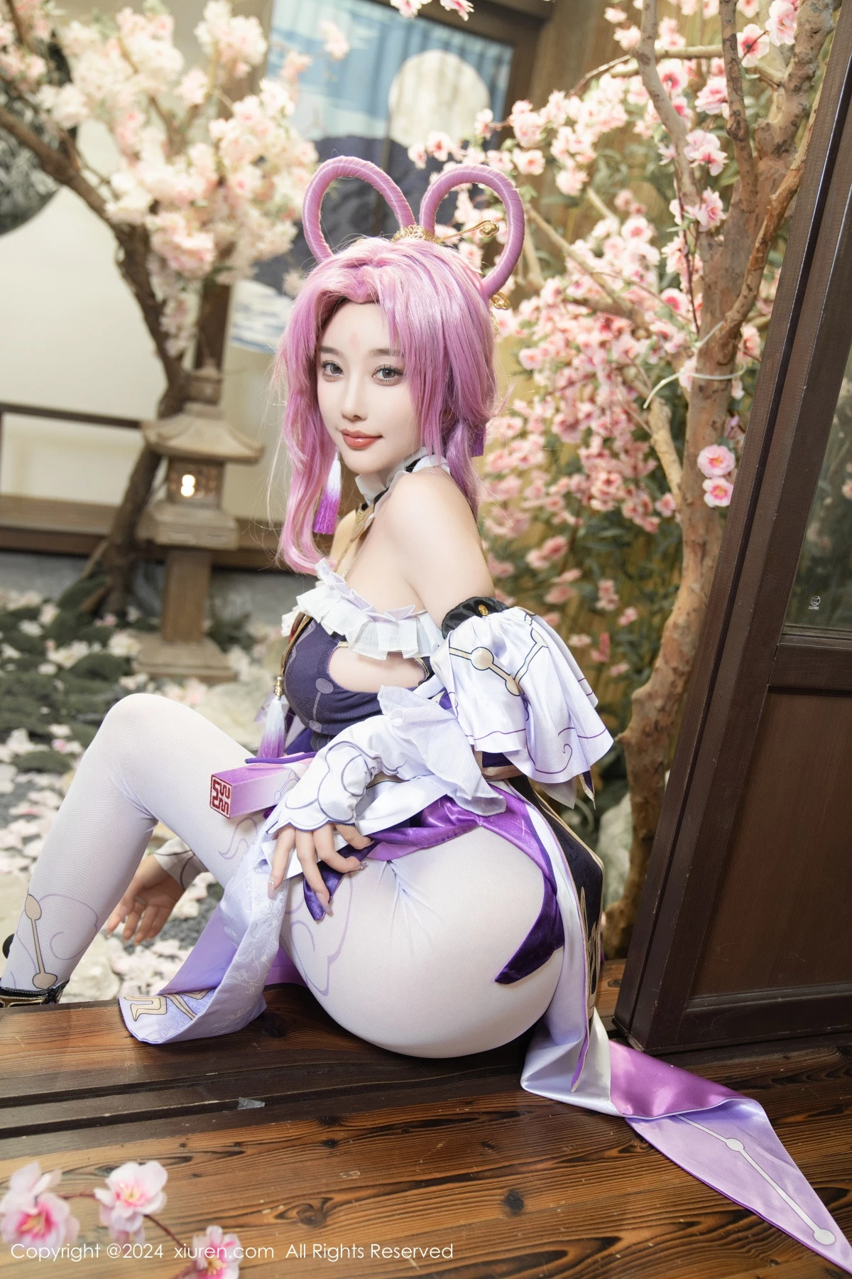 Xgyw.Org_XiuRen第8943期_女神杨晨晨Yome性感紫色Cosplay服饰配白丝袜秀丰满身材诱惑写真79P