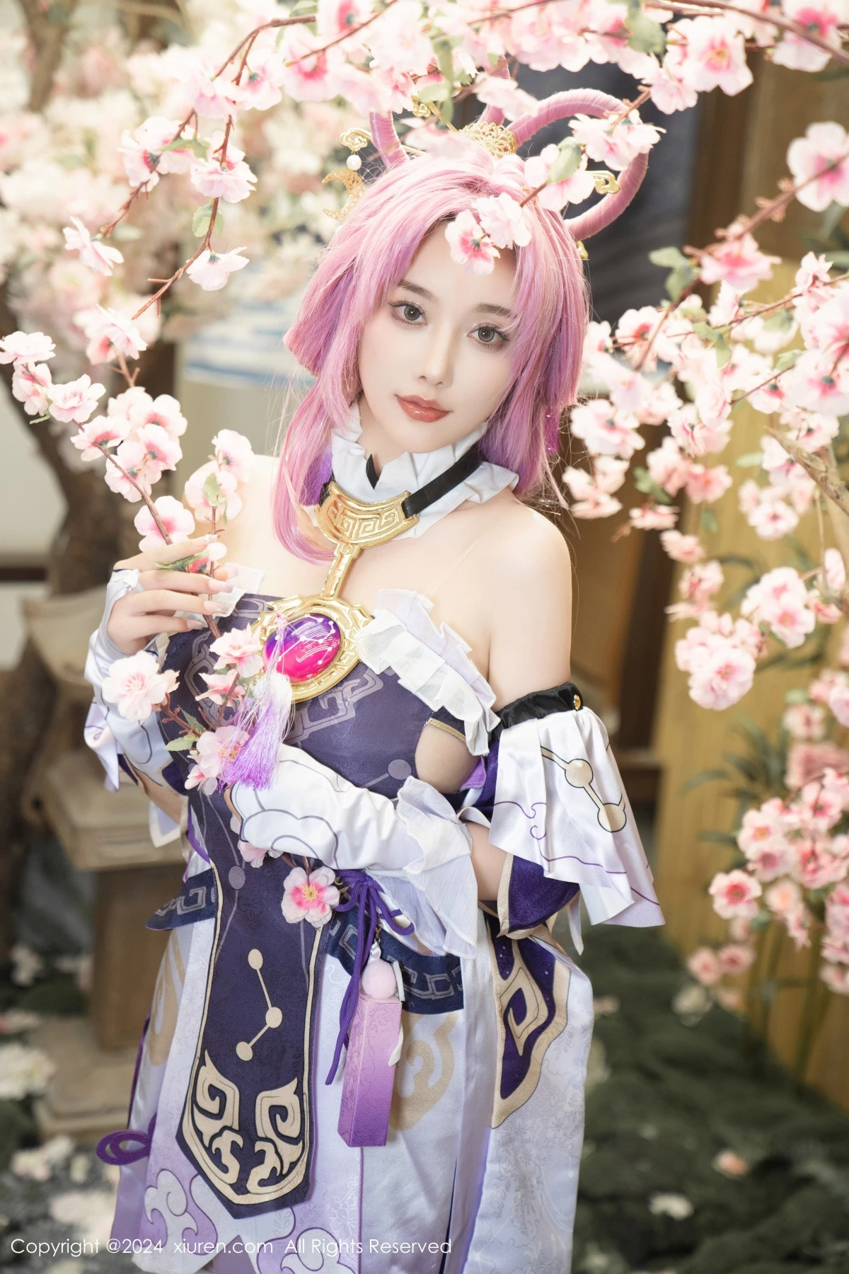 Xgyw.Org_XiuRen第8943期_女神杨晨晨Yome性感紫色Cosplay服饰配白丝袜秀丰满身材诱惑写真79P