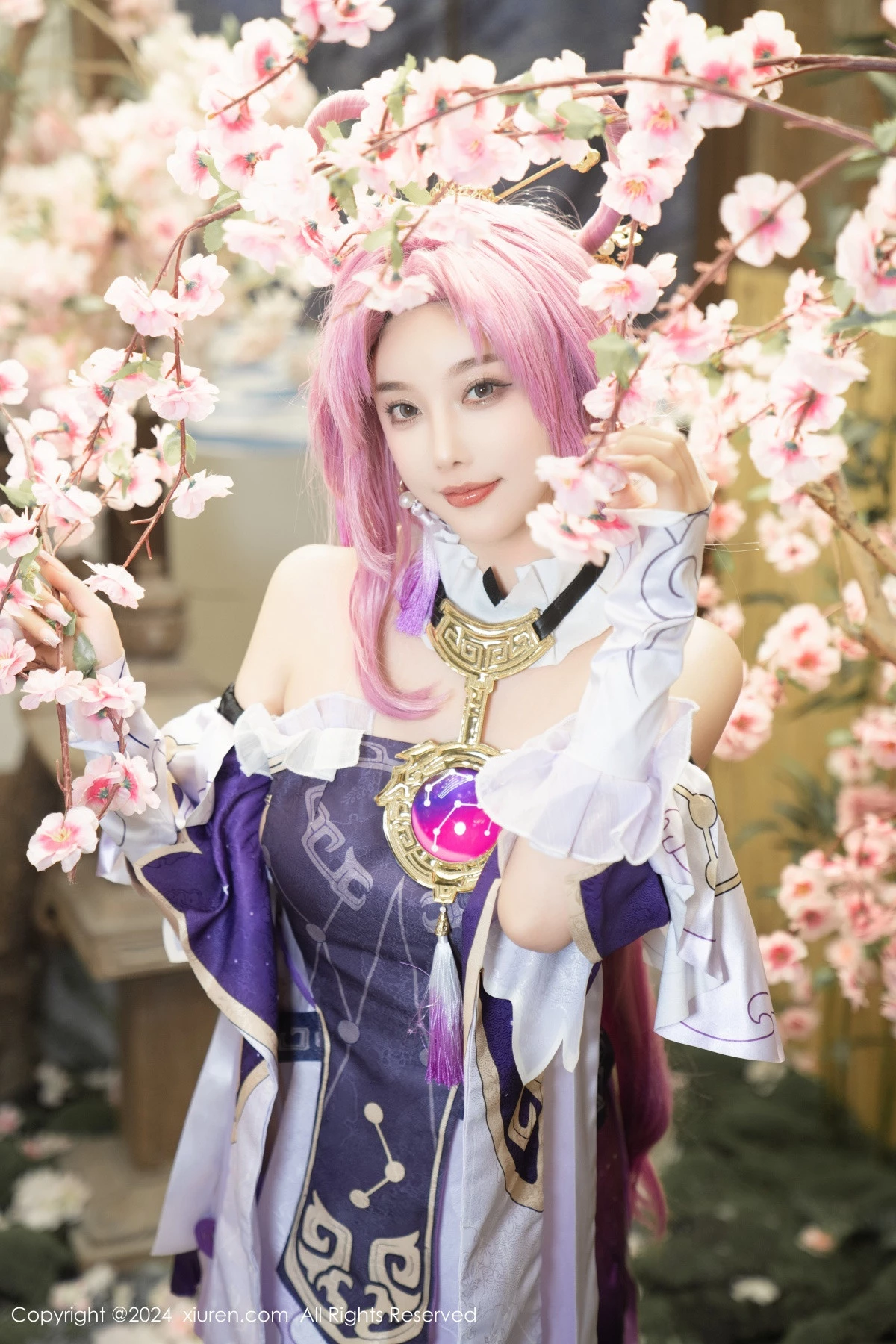 Xgyw.Org_XiuRen第8943期_女神杨晨晨Yome性感紫色Cosplay服饰配白丝袜秀丰满身材诱惑写真79P