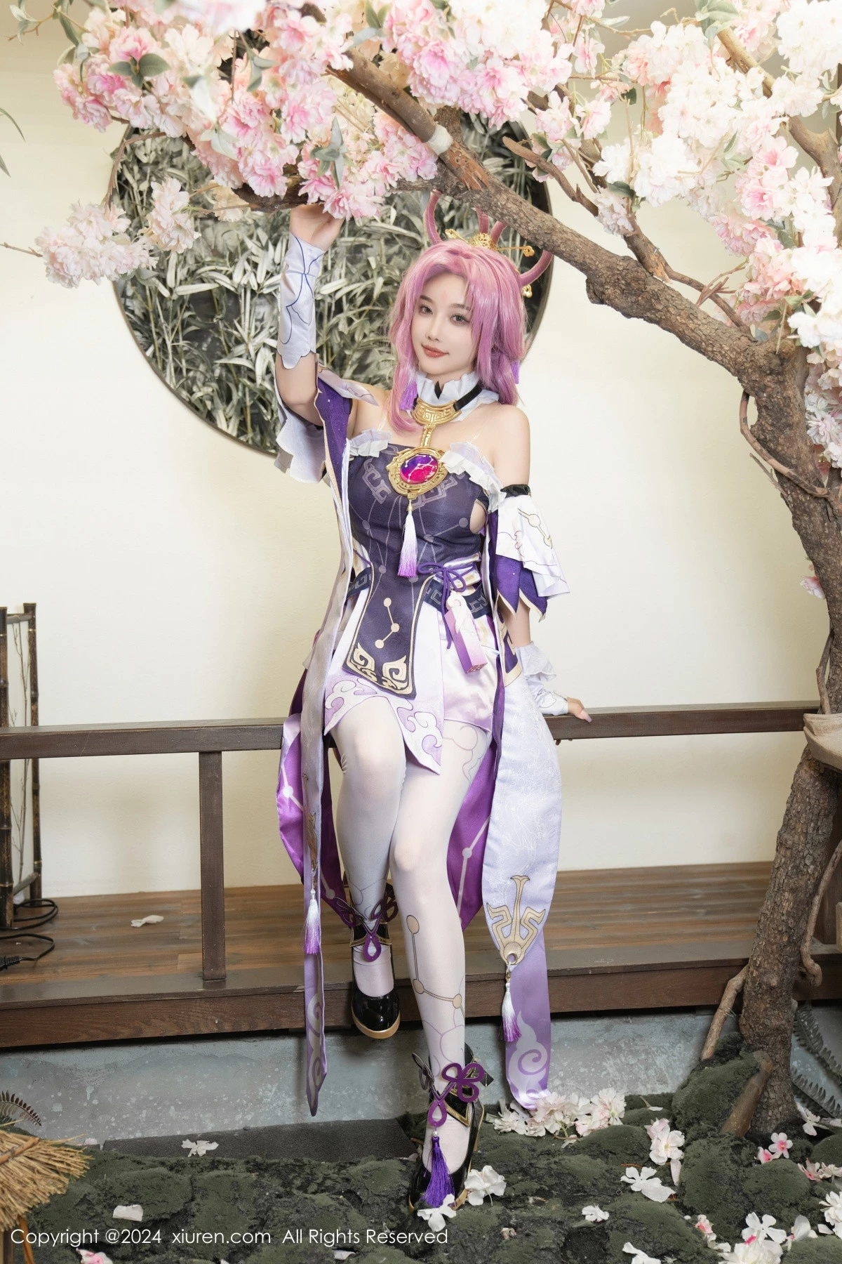 Xgyw.Org_XiuRen第8943期_女神杨晨晨Yome性感紫色Cosplay服饰配白丝袜秀丰满身材诱惑写真79P