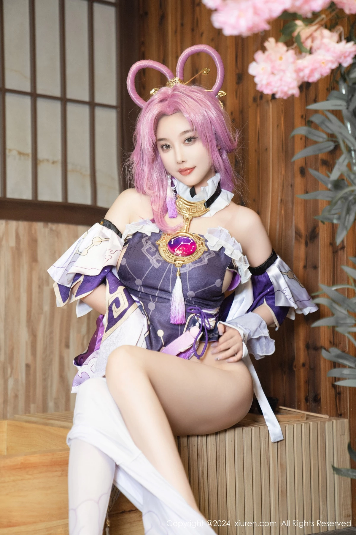 Xgyw.Org_XiuRen第8943期_女神杨晨晨Yome性感紫色Cosplay服饰配白丝袜秀丰满身材诱惑写真79P