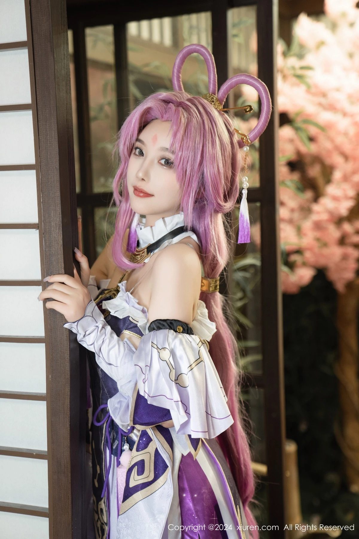 Xgyw.Org_XiuRen第8943期_女神杨晨晨Yome性感紫色Cosplay服饰配白丝袜秀丰满身材诱惑写真79P