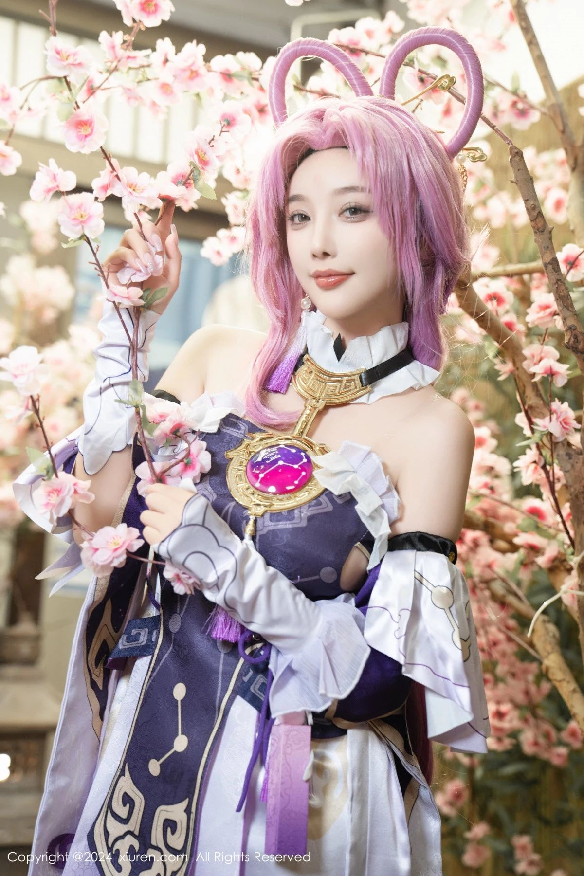 Xgyw.Org_XiuRen第8943期_女神杨晨晨Yome性感紫色Cosplay服饰配白丝袜秀丰满身材诱惑写真79P