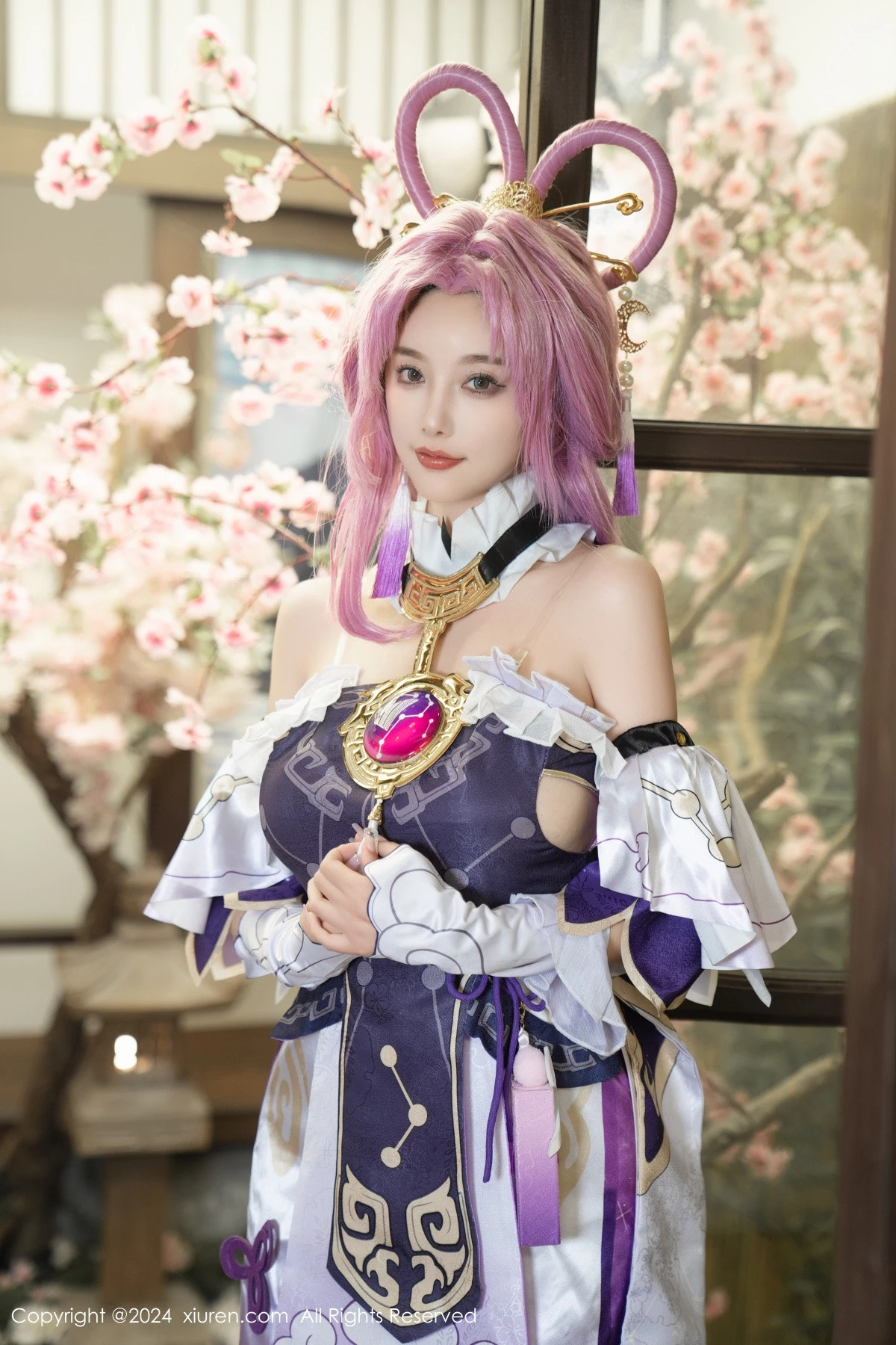 Xgyw.Org_XiuRen第8943期_女神杨晨晨Yome性感紫色Cosplay服饰配白丝袜秀丰满身材诱惑写真79P